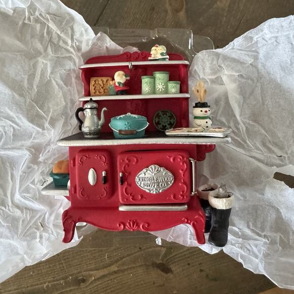Hallmark Keepsake Ornament “Mrs. Claus's Stove” 2013 Club Member Exclusive - Picture 6 of 9